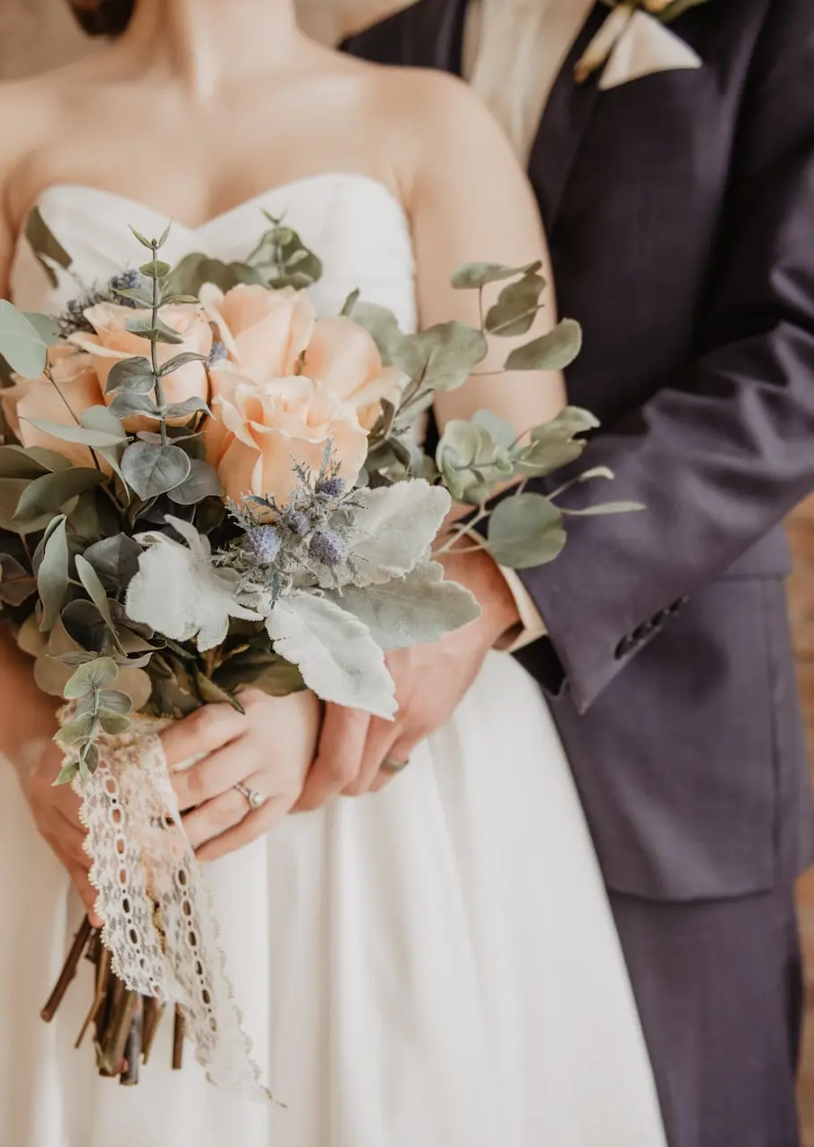 woman holding beige-petaled flower bouquet
